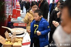 kaiyun中国官方网站 皆鲁农超年货节｜年货节成遛娃好行止！一圈逛下来娃都吃饱了