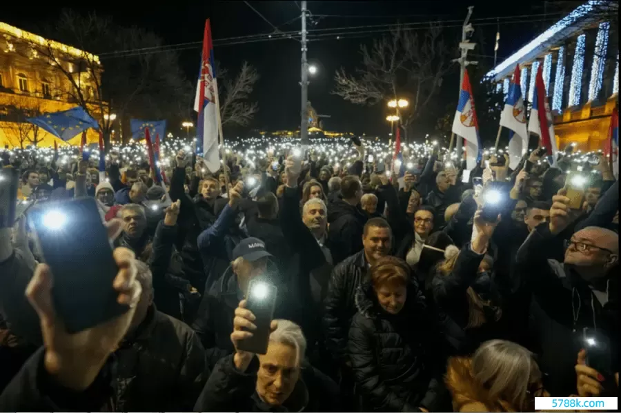 塞尔维亚突发骚乱！武契奇贫乏发声